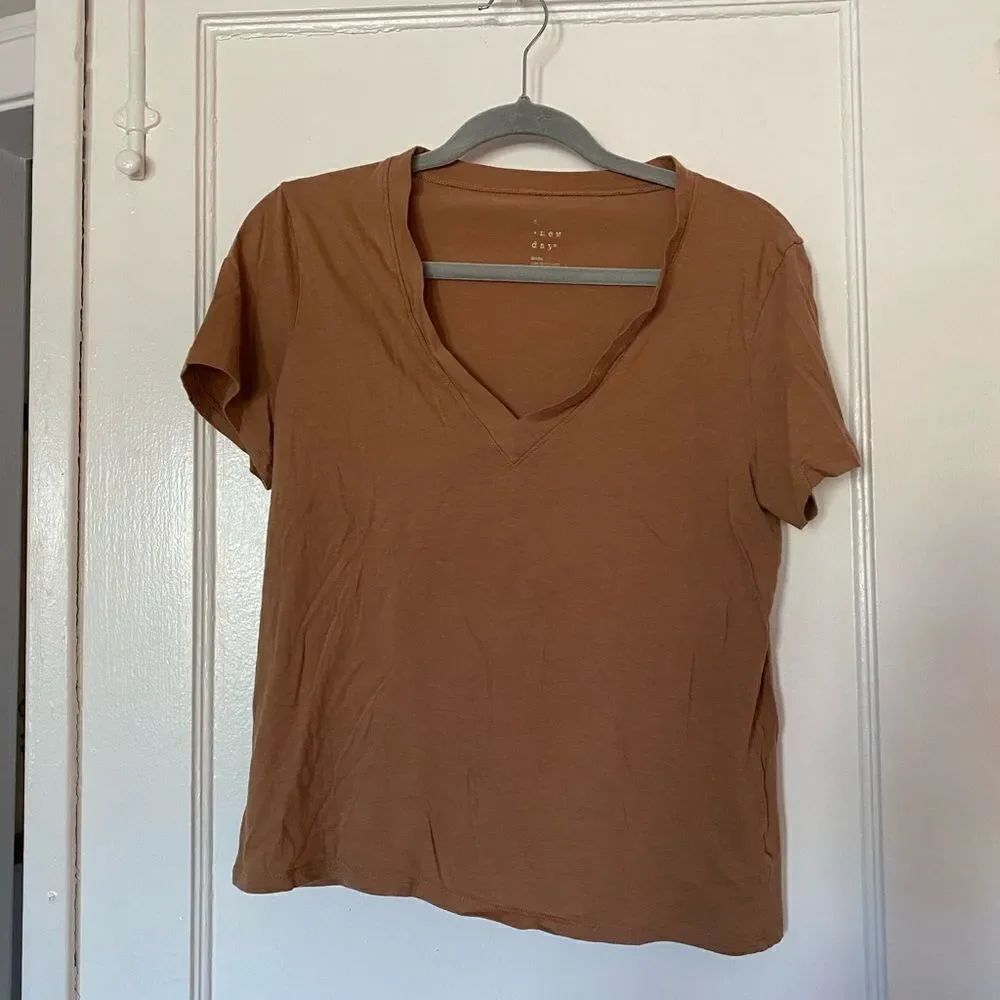 A New Day Tan Short Sleeve V-Neck T-Shirt Size Small